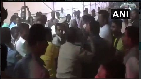 ಯುವಕನಿಗೆ ಥಳಿಸುತ್ತಿರುವ ಗುಂಪು