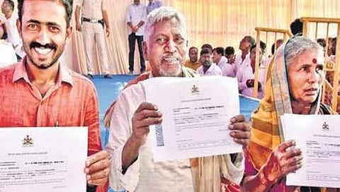 ಸಾಲದ ಮುಕ್ತ ಪ್ರಮಾಣಪತ್ರ ಹೊಂದಿರುವ ರೈತರು