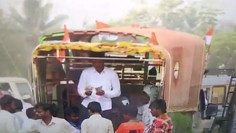 ಹಣ ಹಂಚುತ್ತಿರುವ ದೃಶ್ಯ
