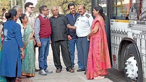 ಪ್ರವಾಸಿಗರಿಗೆ ಮಾಹಿತಿ ನೀಡುತ್ತಿರುವ ಬೆಂಗಳೂರು ರೌಂಡ್ಸ್ ಬಸ್ ನ ಚಾಲಕ ಧನ್ ಪಾಲ್