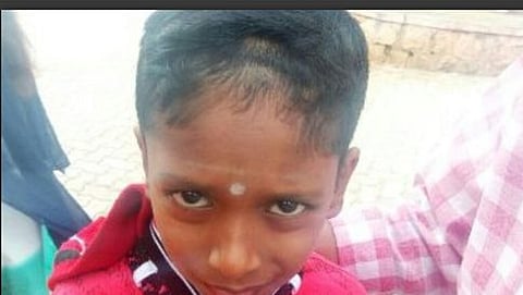 ತಲೆ ಕೂದಲು ಕತ್ತರಿಸಿಕೊಂಡ ವಿದ್ಯಾರ್ಥಿ