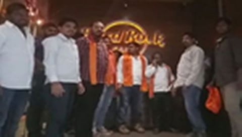 ಹೈದ್ರಾಬಾದಿನ ಪಬ್ ವೊಂದಕ್ಕೆ    ನುಗ್ಗಿದ್ದ ಭಜರಂಗದಳದ ಕಾರ್ಯಕರ್ತರ ಚಿತ್ರ