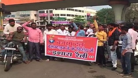 ವ್ಯಾಲೆಂಟೈನ್ಸ್ ಡೇ ವಿರೋಧಿಸಿ ಮಹಾರಾಷ್ಟ್ರದ ನಾಗಪುರದಲ್ಲಿ ಭಜರಂಗದಳ ಕಾರ್ಯಕರ್ತರು ಪ್ರತಿಭಟನೆ ನಡೆಸಿದರು.
