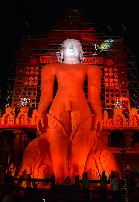 ಹಾಸನ ಜಿಲ್ಲೆಯ ಶ್ರವಣಬೆಳಗೊಳದಲ್ಲಿ ಬಾಹುಬಲಿಯ 88ನೇ ಮಹಾ ಮಸ್ತಕಾಭಿಷೇಕಕ್ಕೆ ಎಲ್ಲಾ ಸಿದ್ಧತೆ ಪೂರ್ಣಗೊಂಡಿದ್ದು, ಶುಕ್ರವಾರ ವೈರಾಗ್ಯಮೂರ್ತಿ ವಿದ್ಯುತ್‌ ದೀಪಾಲಂಕಾರದಿಂದ ಕಂಗೊಳಿಸಿದ್ದು ಹೀಗೆ. ಹೆಚ್ಚಿನ ಚಿತ್ರಗಳು ಮುಂದಿವೆ...