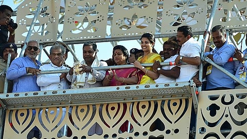 ಜಲಾಭಿಷೇಕ ಮಾಡುತ್ತಿರುವ ಸಿಎಂ ಸಿದ್ದರಾಮಯ್ಯ