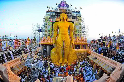 ಹಾಸನ ಜಿಲ್ಲೆಯ ಶ್ರವಣಬೆಳಗೊಳದಲ್ಲಿ ಬಾಹುಬಲಿಯ 88ನೇ ಮಹಾ ಮಸ್ತಕಾಭಿಷೇಕಕ್ಕೆ ಚಾಲನೆ ದೊರೆತಿದೆ. ಮಹಾಮಜ್ಜನದಿಂದ ವೈರಾಗ್ಯಮೂರ್ತಿ ಕಂಗೊಳಿಸಿದ್ದು ಹೀಗೆ