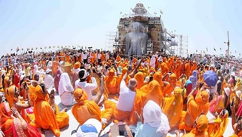 ಬಾಹುಬಲಿಯ ಮಹಾಮಜ್ಜನ ಕಣ್ತುಂಬಿಕೊಳ್ಳುತ್ತಿರುವ ಭಕ್ತರು