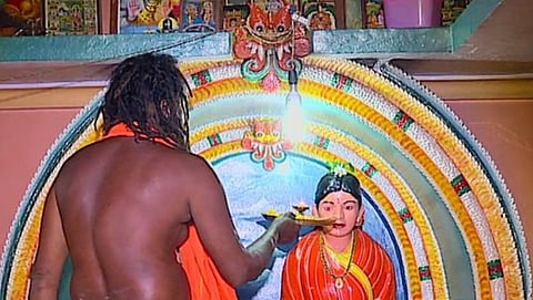 ರಾಜಮ್ಮ ಪೂಜೆ ಸಲ್ಲಿಸುತ್ತಿರುವ ರಾಜು