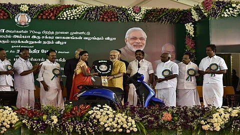 ತಮಿಳುನಾಡಿನಲ್ಲಿ ಮೋದಿ, ಅಮ್ಮ ದ್ವಿಚಕ್ರ ವಾಹನ ಯೋಜನೆಗೆ ಚಾಲನೆ