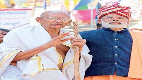 ಮಹಾತ್ಮ ಗಾಂಧಿ ಮತ್ತು ಪ್ರಧಾನಿ ಮೋದಿಯಂತೆ ಡ್ರೆಸ್ ಮಾಡಿಕೊಂಡಿರುವ ವ್ಯಕ್ತಿಗಳು