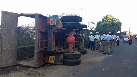 ಕಾರವಾರ: ಭೀಕರ ಅಪಘಾತಕ್ಕೆ ಮಗು ಸೇರಿ ಮೂವರು  ಬಲಿ