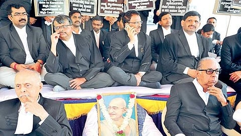 ನ್ಯಾಯಾಧೀಶರ ನೇಮಕಾತಿ ವಿಳಂಬ, ವಕೀಲರಿಂದ ಉಪವಾಸ ಸತ್ಯಾಗ್ರಹ, ಪ್ರತಿಭಟನೆ