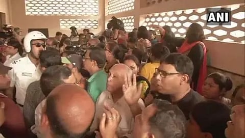 ಪ್ರತಿಭಟನೆ ನಡೆಸುತ್ತಿರುವ ಪೋಷಕರು