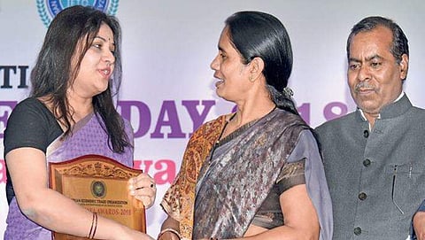 ಪ್ರಶಸ್ತಿ ಸಮಾರಂಭ ಕಾರ್ಯಕ್ರಮದಲ್ಲಿ ನಿರ್ಭಯಾ ತಾಯಿ ಆಶಾದೇವಿ ಮತ್ತು ಐಪಿಎಸ್ ಅಧಿಕಾರಿ ರೂಪಾ ಮೌದ್ಗಿಲ್