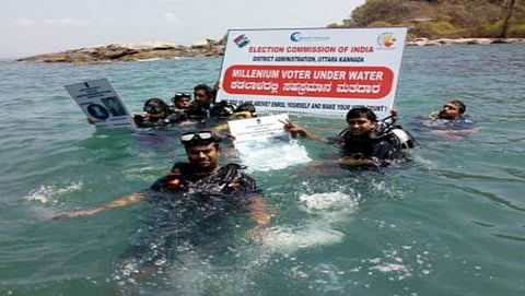 ಗುರುತಿನ ಚೀಟಿ ಪಡೆದ ಯುವ ಮತದಾರರು