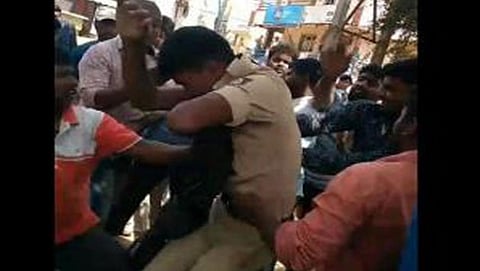 ಬೆಂಗಳೂರು: ಕಾನೂನು ಪಾಲಿಸ ಹೋದ ಪೋಲೀಸರ ಮೇಲೆ ಗೂಂಡಾಗಳಿಂದ  ಹಲ್ಲೆ,  ಬಿಜೆಪಿ ಕಾರ್ಯಕರ್ತ ಸೇರಿ ನಾಲ್ವರ ಬಂಧನ
