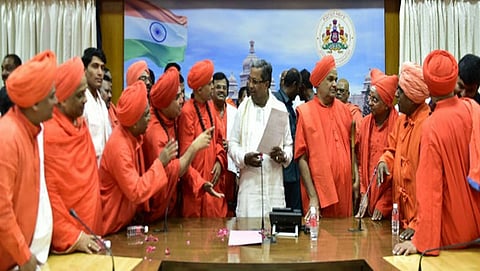 ಮಠಾಧೀಶರೊಂದಿಗೆ ಸಿದ್ದರಾಮಯ್ಯ