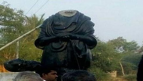 ವಿದ್ವಂಸಗೊಳಿಸಿರುವ ಪೆರಿಯಾರ್ ಪ್ರತಿಮೆ