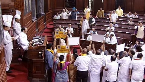 ಸದನದ ಬಾವಿಗಿಳಿದು ಪ್ರತಿಭಟನೆ ನಡೆಸುತ್ತಿರುವ ಟಿಡಿಪಿ ಸಂಸದರು