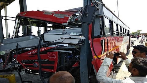 ಚಾಲಕನಿಗೆ ಹೃದಯಾಘಾತ: ಎತ್ತಿನ ಗಾಡಿ, ಟೋಲ್ ಗೇಟ್ ಗೆ ಬಸ್ ಡಿಕ್ಕಿ