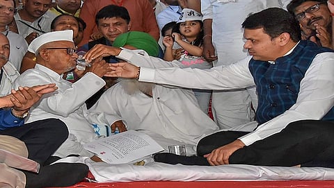 ಫಡ್ನವೀಸ್ ಭೇಟಿ ಹಿನ್ನೆಲೆ, ಅಣ್ಣಾ ಹಜಾರೆ ಉಪವಾಸ ಅಂತ್ಯ