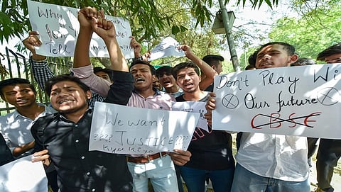 ಸಿಬಿಎಸ್ಇ ಪ್ರಶ್ನೆ ಪತ್ರಿಕೆ ಸೋರಿಕೆ: 12 ನೇ ತರಗತಿಗೆ ಏ.25 ರಂದು ಮರುಪರೀಕ್ಷೆ 10 ನೇ ತರಗತಿಗೆ ಜುಲೈ ನಲ್ಲಿ ಪರೀಕ್ಷೆ ಸಾಧ್ಯತೆ
