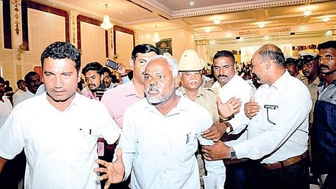 ಬಿಜೆಪಿ ದಲಿತರ ಸಂವಾದದಲ್ಲಿ ಪ್ರತಿಭಟನೆ: ಸಚಿವ ಹೆಗಡೆ ಕೈಬಿಡುವಂತೆ ಅಮಿತ್ ಶಾಗೆ ಆಗ್ರಹ