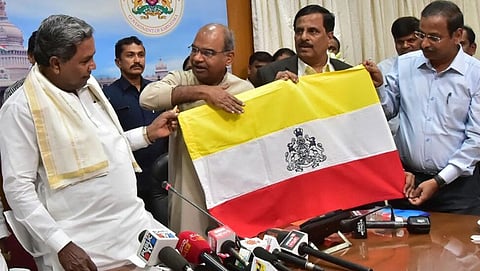 ನಾಡಧ್ವಜ ಅನಾವರಣಗೊಳಿಸಿದ ಸಿಎಂ ಸಿದ್ದರಾಮಯ್ಯ