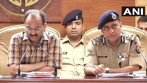 ಜಂಟಿ ಪತ್ರಿಕಾಗೋಷ್ಠಿಯಲ್ಲಿ ಮಾತನಾಡುತ್ತಿರುವ ಉತ್ತರಪ್ರದೇಶ ರಾಜ್ಯದ ಗೃಹ ಇಲಾಖೆಯ ಪ್ರಧಾನ ಕಾರ್ಯದರ್ಶಿ ಅರವಿಂದ್ ಕುಮಾರ್ ಮತ್ತು ಪೊಲೀಸ್ ಮಹಾನಿರ್ದೇಶಕ ಒ.ಪಿ.ಸಿಂಗ್