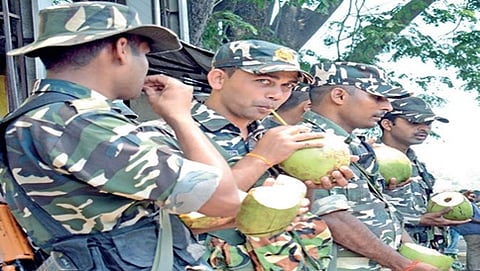 ಚುನಾವಣಾ ನಿಮಿತ್ತ ಕರ್ತವ್ಯದಲ್ಲಿರುವ ಸಶಸ್ತ್ರ ಸೀಮಾ ಬಲ ಸಿಬ್ಬಂದಿ ಬೆಂಗಳೂರಿನ ಮೆಜೆಸ್ಟಿಕ್ ನಲ್ಲಿ ಎಳನೀರು ಸೇವಿಸುತ್ತಿರುವುದು