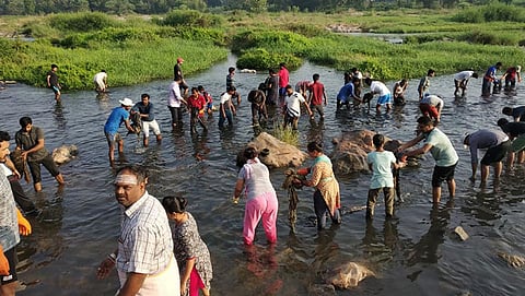 ಕಾವೇರಿ ಸ್ವಚ್ಛತಾ ಕಾರ್ಯದಲ್ಲಿ ತೊಡಗಿರುವ ಸ್ವಯಂ ಸೇವಕರು