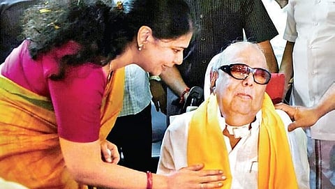 ಕರುಣಾನಿಧಿ ಅವರೊಂದಿಗೆ ಕನಿಮೋಳಿ