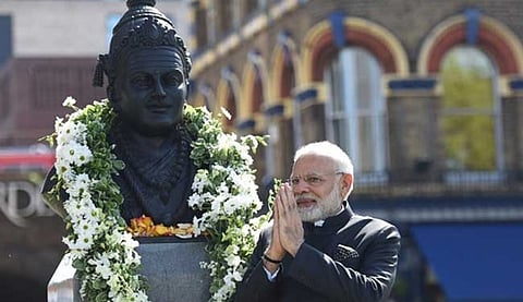 ಬ್ರಿಟನ್ ಪ್ರವಾಸದಲ್ಲಿರುವ ಪ್ರಧಾನಿ ನರೇಂದ್ರ ಮೋದಿ ಅವರು ಬುಧವಾರ ಬಸವ ಜಯಂತಿ ಪ್ರಯುಕ್ತ ಲಂಡನ್ ನಲ್ಲಿರುವ ವಿಶ್ವಗುರು ಬಸವೇಶ್ವರ ಪ್ರತಿಮೆಗೆ ಪುಷ್ಪ ನಮನ ಸಲ್ಲಿಸಿದರು.