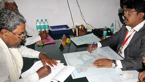 ಉಮೇದುವಾರಿಕೆ ಸಲ್ಲಿಕೆ ವೇಳೆ ಕನ್ನಡದಲ್ಲಿ ಸಹಿ ಮಾಡಿದ ಸಿಎಂ ಸಿದ್ದರಾಮಯ್ಯ