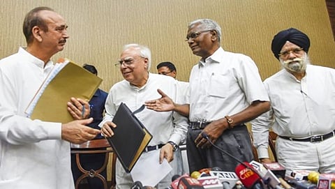 ಕಾಂಗ್ರೆಸ್ ನಾಯಕ ಗುಲಾಮ್ ನಬಿ ಆಜಾದ್, ಕಪಿಲ್ ಸಿಬಲ್, ಸಿಪಿಐಯ ಡಿ.ರಾಜಾ ಮತ್ತು ಕೆಟಿಎಸ್ ತುಳಸಿ ಪತ್ರಿಕಾಗೋಷ್ಠಿಯಲ್ಲಿ