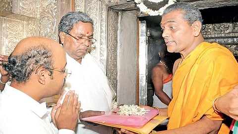 ಚಾಮುಂಡೇಶ್ವರಿ ದೇವಾಲಯದಲ್ಲಿ ಪೂಜೆ ಸಲ್ಲಿಸಿದ ಮುಖ್ಯಮಂತ್ರಿ ಸಿದ್ದರಾಮಯ್ಯ ಹಾಗೂ ಯತೀಂದ್ರ ಸಿದ್ದರಾಮಯ್ಯ