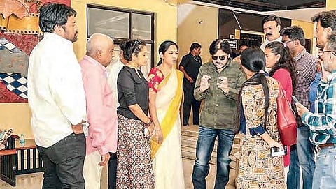 ಹೈದರಾಬಾದ್ ನಲ್ಲಿ ಎಂಎಎ ಸದಸ್ಯರೊಂದಿಗೆ ಮಾತನಾಡುತ್ತಿರುವ ನಟ ಪವನ್ ಕಲ್ಯಾಣ್