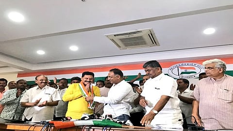 ಬೇಳೂರು ಗೋಪಾಲಕೃಷ್ಣ ಕಾಂಗ್ರೆಸ್ ಸೇರ್ಪಡೆಯಾದ ಚಿತ್ರ