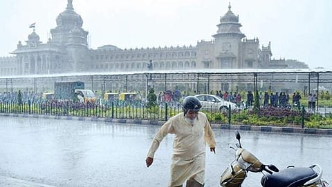 ನಗರದಲ್ಲಿ ಮುಂದುವರೆದ ಗಾಳಿ-ಮಳೆ ಅರ್ಭಟ: ಹಲವೆಡೆ ಸಾಧಾರಣ ಮಳೆ