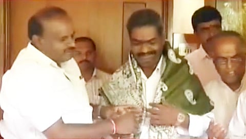 ಮರಿಸ್ವಾಮಿಗೆ ಸನ್ಮಾನ ಮಾಡಿದ ಕುಮಾರಸ್ವಾಮಿ