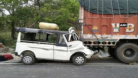 ನಿಂತಿದ್ದ ಟ್ರಕ್ ಗೆ ವ್ಯಾನ್ ಡಿಕ್ಕಿ
