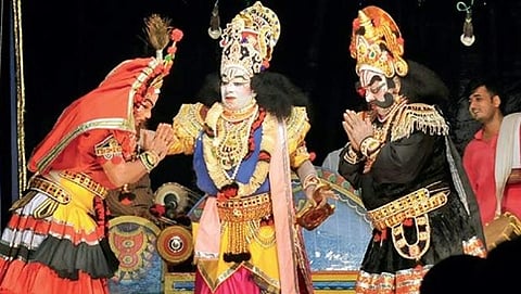 ಮಂಗಳೂರಿನಲ್ಲಿ ಪ್ರದರ್ಶನದಲ್ಲಿ ಯಕ್ಷಗಾನ ಕಲಾವಿದರು