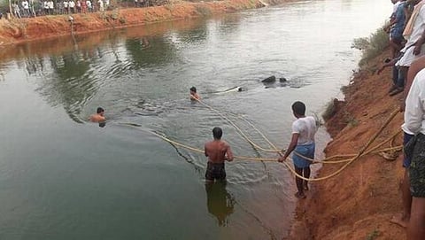 ಕಾಲುವೆಗೆ ಉರುಳಿದ ಟ್ರ್ಯಾಕ್ಟರ್