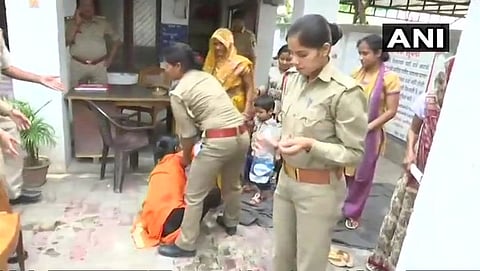 ಮಹಿಳೆಯನ್ನು ರಕ್ಷಿಸಿ, ವಶಕ್ಕೆ ಪಡೆದ ಪೊಲೀಸರು