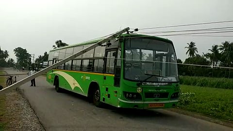ಮಂಡ್ಯದಲ್ಲಿ ಬಿರುಸಿನ ಮಳೆ,:50 ಪ್ರಯಾಣಿಕರಿದ್ದ ಬಸ್ ಮೇಲೆ ಉರುಳಿದ ವಿದ್ಯುತ್ ಕಂಬ