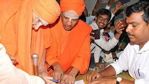 ತುಮಕೂರು; ಮತಹಕ್ಕು ಚಲಾಯಿಸಿದ ನಡೆದಾಡುವ ದೇವರು ಸಿದ್ದಗಂಗಾ ಶ್ರೀ