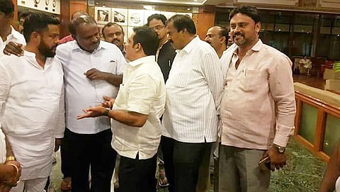 ಈಗಲ್ಟನ್ ರೆಸಾರ್ಟ್ ನಲ್ಲಿ ಕುಮಾರಸ್ವಾಮಿ ಭೇಟಿ ಮಾಡಿದ ಜಮೀರ್