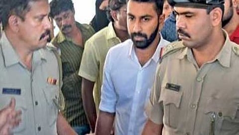 ಮೊಹಮ್ಮದ್ ನಲಪಾಡ್ ನನ್ನು ಕಸ್ಟಡಿಗೆ ಕರೆದೊಯ್ಯುತ್ತಿರುವ ಪೊಲೀಸರು(ಸಂಗ್ರಹ ಚಿತ್ರ)