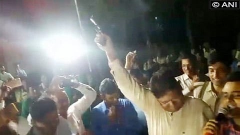 ಗಾಳಿಯಲ್ಲಿ ಗುಂಡು ಹಾರಿಸಿದ ಎಸ್ ಪಿ