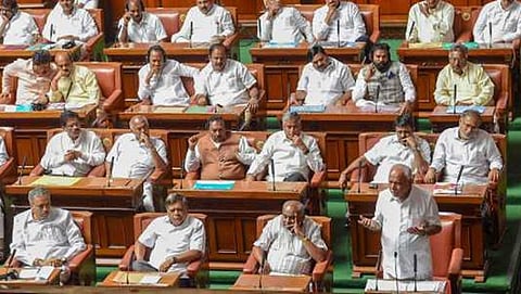 ಸಿಎಂ ಸ್ಥಾನಕ್ಕೆ ಬಿಎಸ್'ವೈ ರಾಜಿನಾಮೆ; ರಾಷ್ಟ್ರಗೀತೆಗೆ ಹಂಗಾಮಿ ಸ್ಪೀಕರ್, ಬಿಜೆಪಿ ಶಾಸಕರಿಂದ ಅಗೌರವ